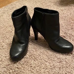 Nine West size 5 ankle boots.